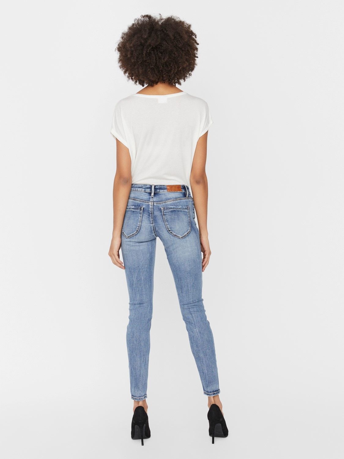 VEROPANT010 (3) VMLYDIA LR SKINNY DESTR JS LI320 GA NOOS Medium Blue Denim