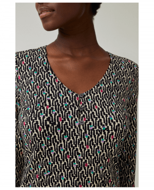 CAMISETA CON CUELLO DE PICO